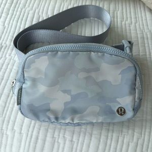 Lululemon everywhere belt bag in camo grey